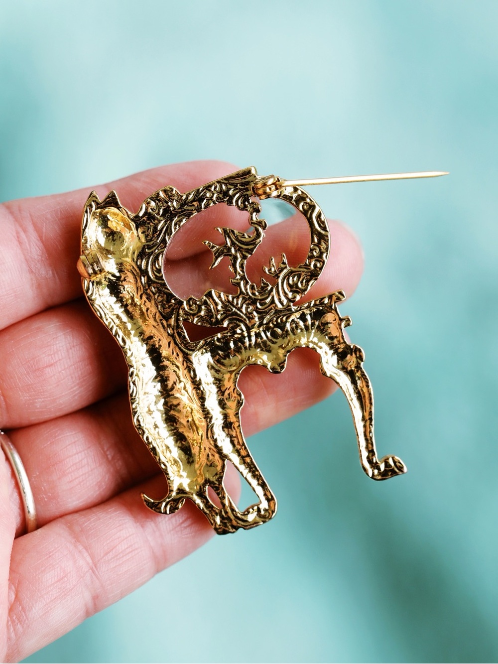 Vtg 1928 Jewelry 14K Gold-Dipped Crystal Cat & Fish Bowl Whimsical Lucite Pin NW - Picture 3 of 3